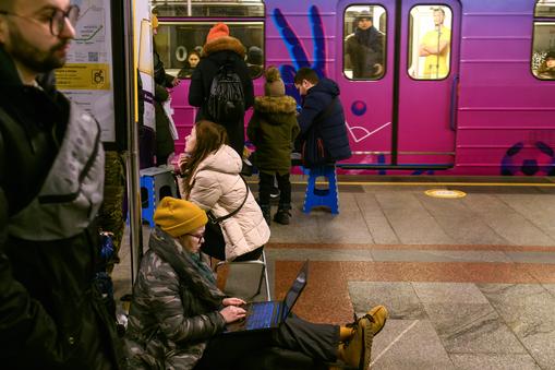 Ludzie ukrywający się na stacji metra podczas rosyjskich ataków rakietowych w Kijowie.