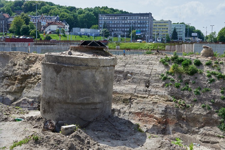 Inwestycja powstaje w jednej z najlepszych lokalizacji na terenie Trójmiasta pomiędzy ulicami 3 Maja, Armii Krajowej, Wały Jagiellońskie i Hucisko. W sąsiedztwie lokalizacji kompleksu znajduje się dworzec  kolejowy Gdańsk Główny oraz zabytkowa część miasta.<br><br>fot. (aw/cat) PAP/Adam Warżawa