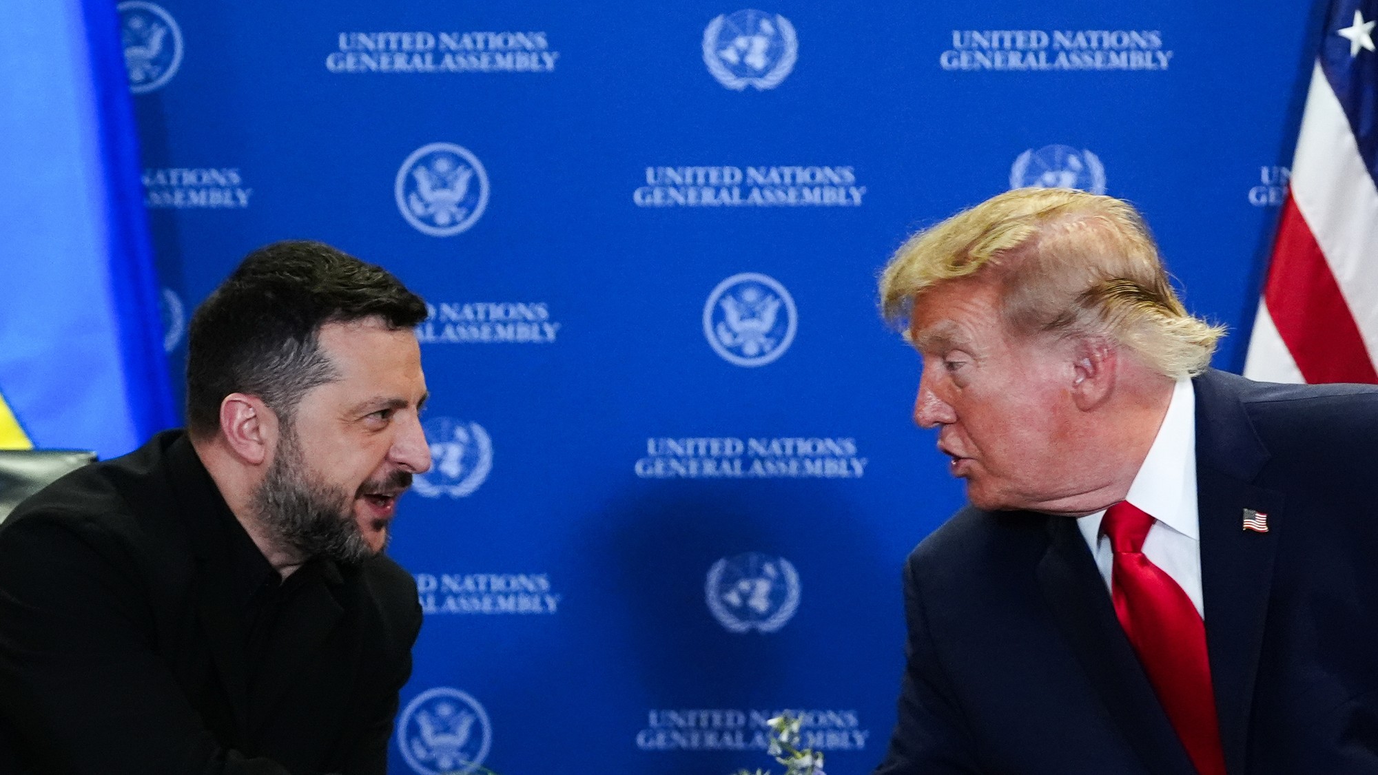 Ukrajinský prezident Volodymyr Zelenskyj a prezident USA Donald Trump.