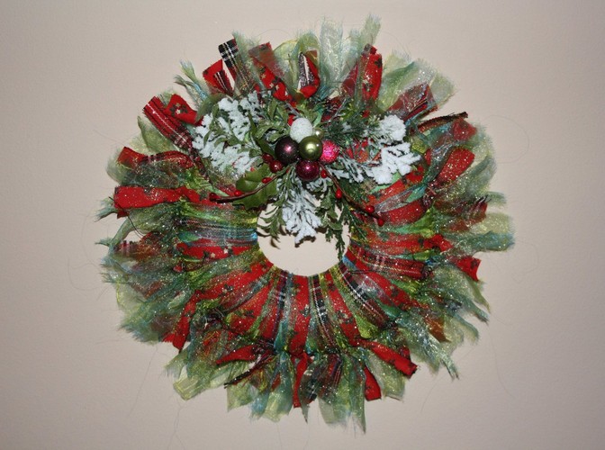 Bożonarodzeniowy wianek ze szmatek w typowo świątecznych kolorach: zielonym i czerwonym, ozdobiony ministroikiem z bombek. Autorka: Marta Jarosińska-Mańka