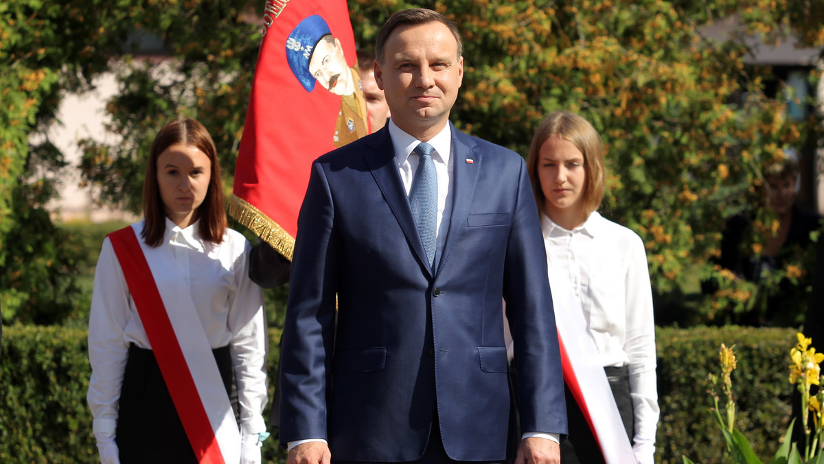 Prezydent Andrzej Duda zapewnił dziś podczas spotkania z mieszkańcami Sokółki (Podlaskie), że to, o czym mówił w kampanii prezydenckiej, to nie były obietnice wyborcze, tylko "umowa" z polskim społeczeństwem, którą będzie się starał zrealizować.