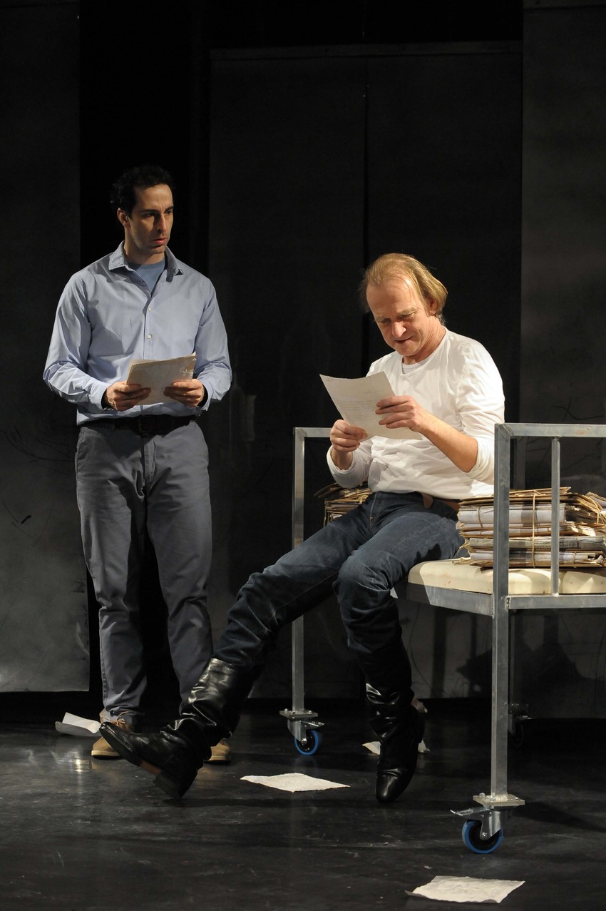 Ermin Bravo i Svetozar Cvetković u predstavi „Mali mi je ovo grob“