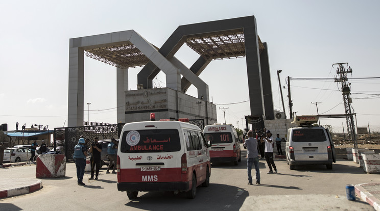 Egyiptom megnyitotta a rafai határátkelőt. A Gázai övezetből palesztin sebesülteket szállító mentőautók érkeznek ai határponton át Egyiptomba /Fotó: .MTI/EPA/Haitham Imad