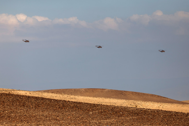 Wojskowe śmigłowce transportowe Izraela przelatują nad pustynią Negew, Izrael, 14 kwietnia 2024 r.
