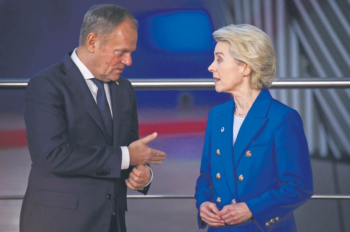 Premier Donald Tusk i szefowa Komisji Europejskiej Ursula von der Leyen podczas unijnego szczytu w Brukseli, 19 grudnia 2024 r.