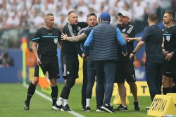 Bójka piłkarzy po finale Pucharu Polski. Legia nie potrafiła wygrać, Raków przegrać [WIDEO]