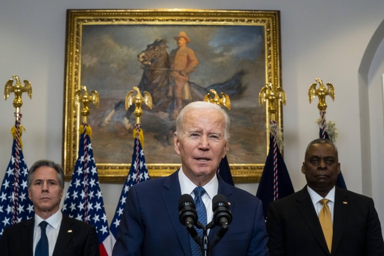 Prezydent Joe Biden wraz z sekretarzem stanu USA Antonym Blinkenem (lewa) i sekretarzem obrony USA Lloydem Austinem (prawa) ogłaszają przekazanie Ukrainie czołgów M1 Abrams podczas przemówienia na temat dalszego wsparcia USA dla Ukrainy w Białym Domu, Waszyngton DC, 25 stycznia 2023 r.