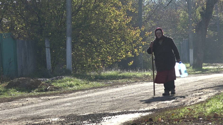 Kobieta czekająca przed kwaterą wojska na wodę.  