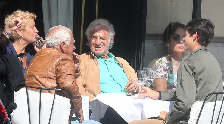 A francia színészlegenda jókedvűen ebédelt családtagjai körében Párizsban /Fotó: Northfoto