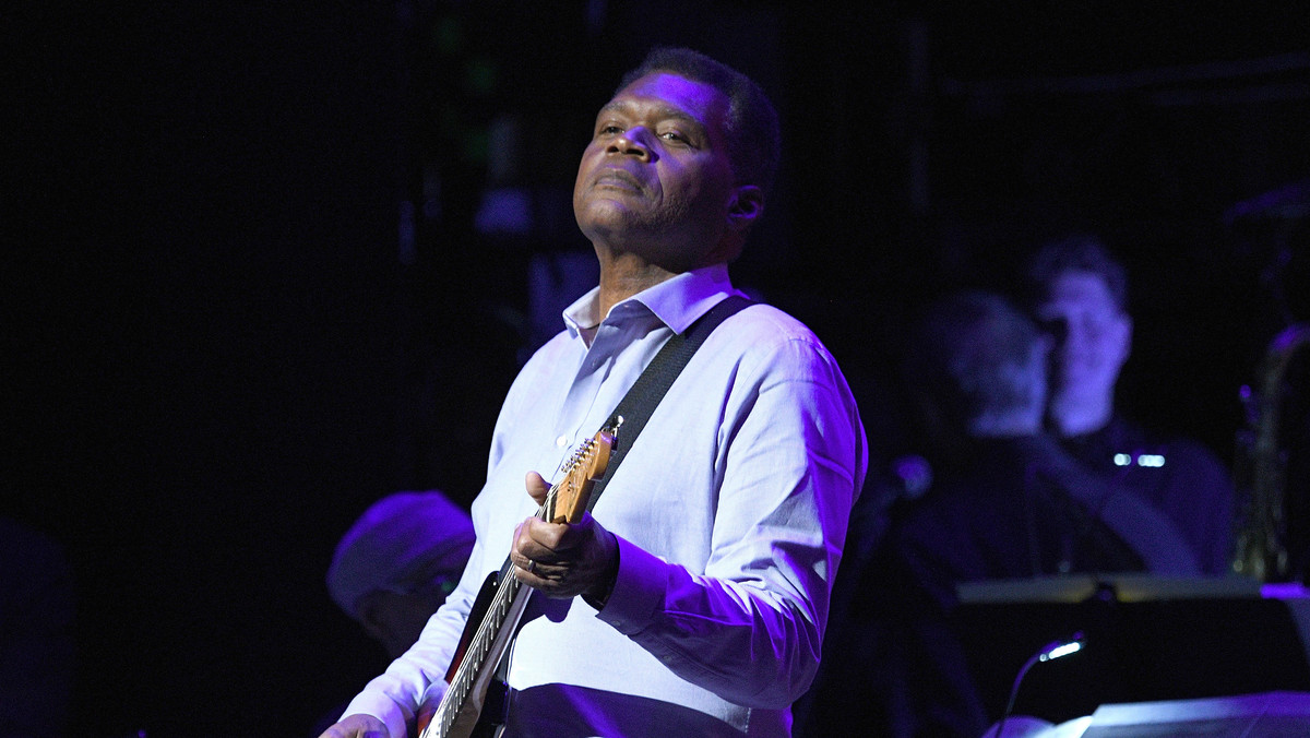 - Jeżeli nie grasz piosenki, to tak naprawdę nie grasz w ogóle – przekonuje Robert Cray, jeden z najwybitniejszych współczesnych gitarzystów bluesowych, pięciokrotny laureat nagrody Grammy, który będzie gwiazdą 38. edycji Rawa Blues Festival. - Nie chodzi tu o technikę gry, jej tempo czy liczbę nut. Możesz zagrać kilka dźwięków, możesz zagrać ich miliard, ale jeśli nie masz piosenki, nie masz nic.