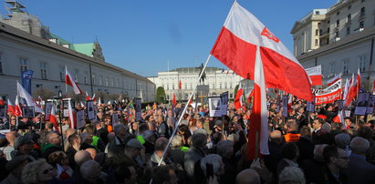 Ratusz zakazał dodatkowych demonstracji w rocznicę katastrofy smoleńskiej