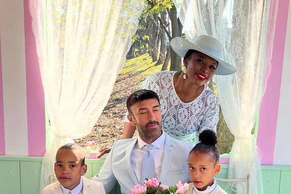 Srpska snaja iz plemena Zulu ovako SLAVI UKSRS SA PORODICOM NA SELU - tu je i SVEKRVA IZ POŽAREVCA: Od STARE TRAFIKE napravila PRAZNIČAN KUTAK i oduševila meštane, njena deca uživaju u običajima