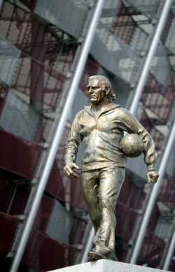 Przed Stadionem Narodowym odsłonięto pomnik Kazimierza Górskiego. ZDJĘCIA