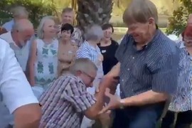 Zbog VIRALNOG SNIMKA sa obeležavanja jubileja mature u Srbiji SVI PLAČU OD SMEHA: "Samo da i mi to dočekamo!"