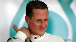 Teljes titoktartás: letakart ágyban csempészték ki Schumachert
