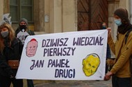 Kraków, 22.11.2020. Protest pod hasłem Wierzymy ofiarom. Dziwisz nie przed kamienicą przy ulicy Kanoniczej w Krakowie