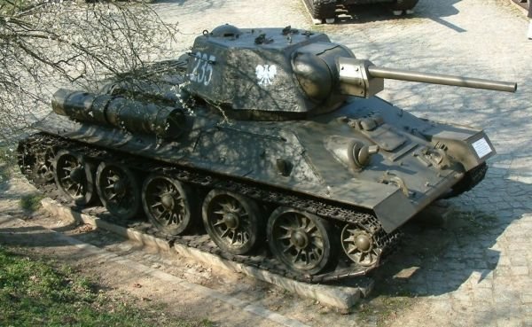 Czołg T-34/76 znajdujący się w Poznaniu. Takie czołgi stanowiły podstawę sił pancernych 1. AWP. Niestety, z powodu kryzysu paliwowego, zostały unieruchomione (fot. Radomil, opublikowano na licencji Creative Commons Uznanie autorstwa – Na tych samych warunkach 3.0).