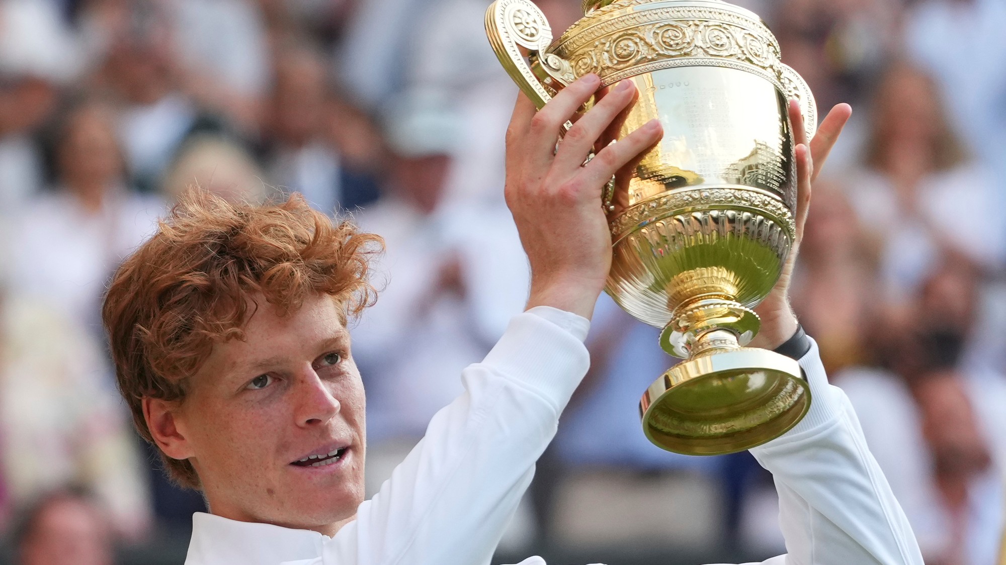 Taliansky tenista Jannik Sinner s trofejou po výhre vo Wimbledone 2025.