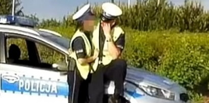 Para policjantów z podkarpackiej drogówki oddaje się czułościom na rondzie [WIDEO]