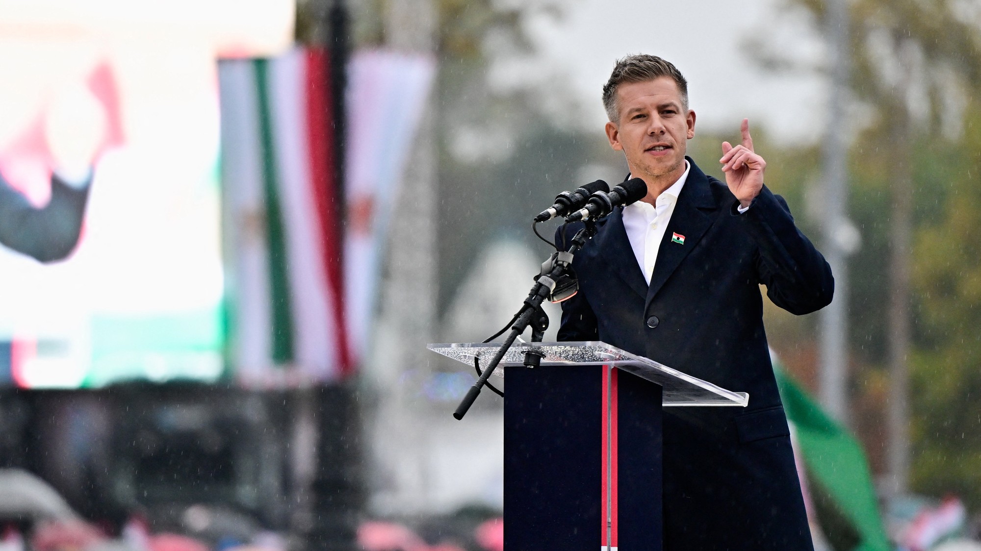 Péter Magyar počas protestu v Budapešti