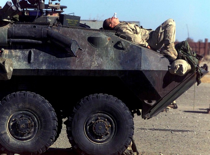 18 December 2001 żołnierz amerykański odpoczywa na pancerzu wozu bojowego w Kandaharze