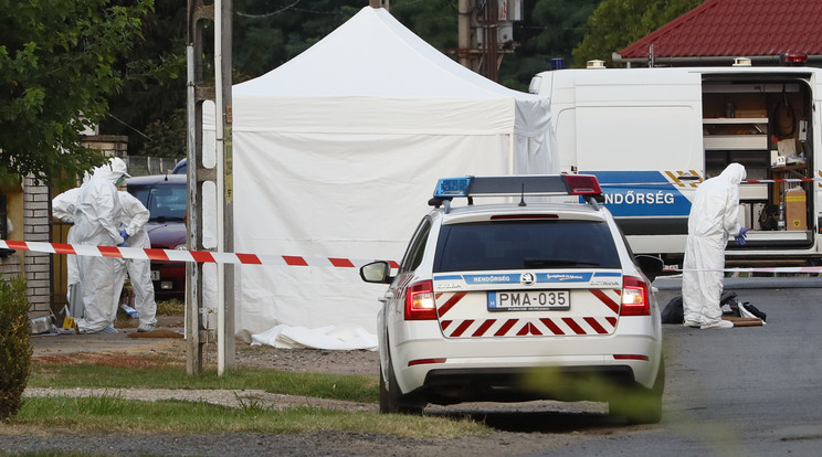 A rendőrség megszállta a családi ház környékét, itt dördültek el a lövések / Fotó: Fuszek Gábor