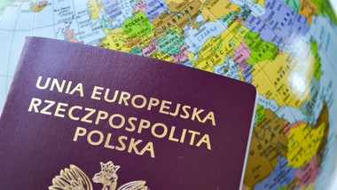 paszport zbigniewa ziobry został unieważniony. decyzja wojewody mazowieckiego