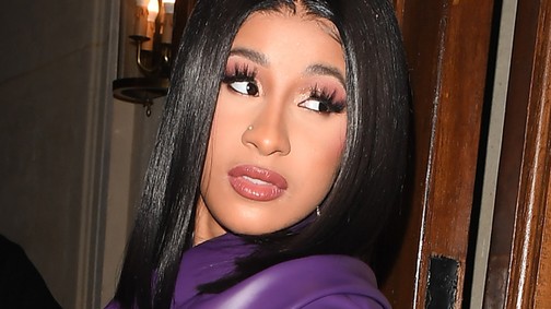 Cardi B még sosem viselt ilyen ízléstelen ruhát: ez a lila bőrcucc szörnyű