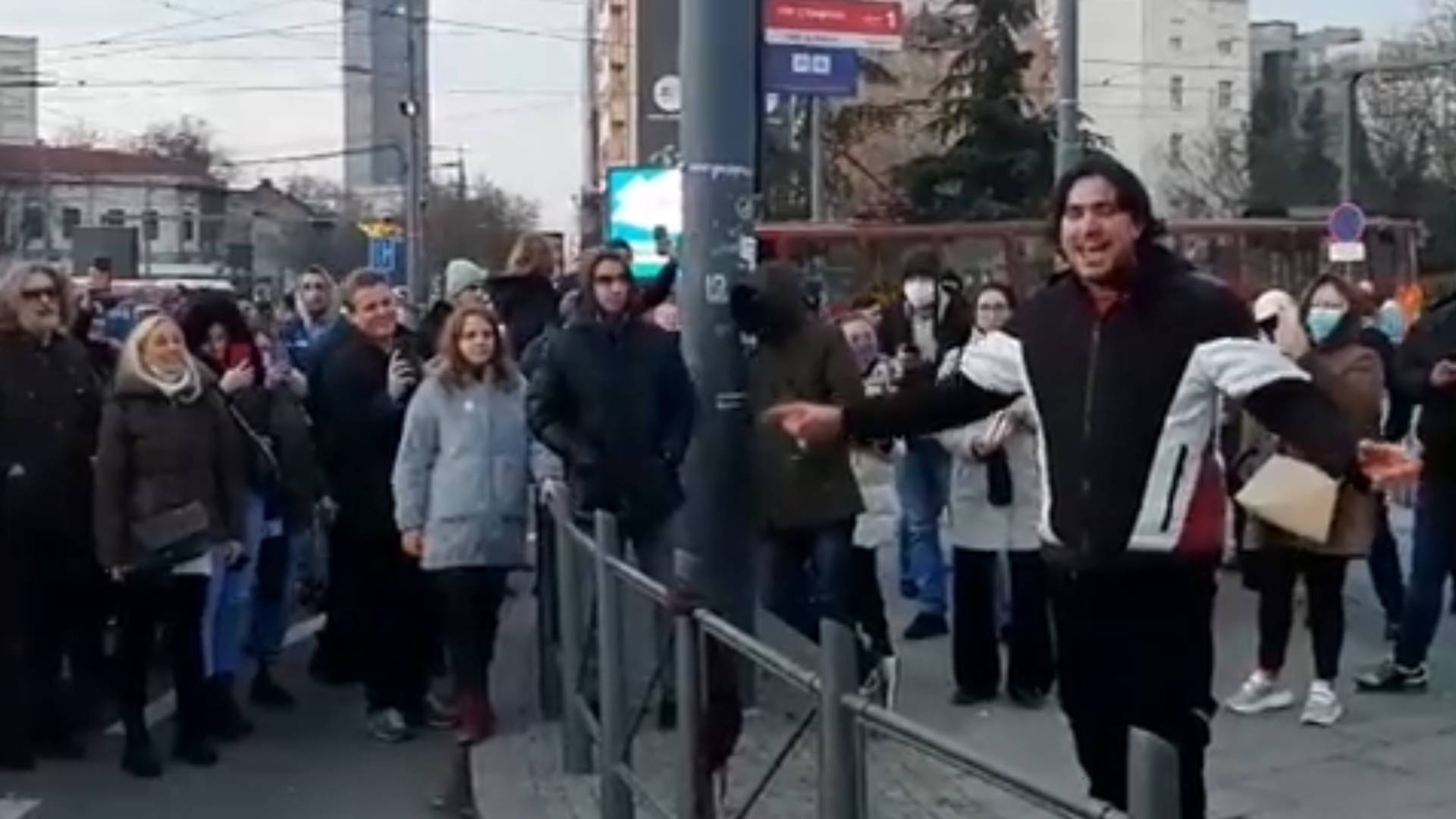 Zvezda jučerašnjeg protesta bio je imitator Zdravka Čolića sa kojim su Beograđani pevali