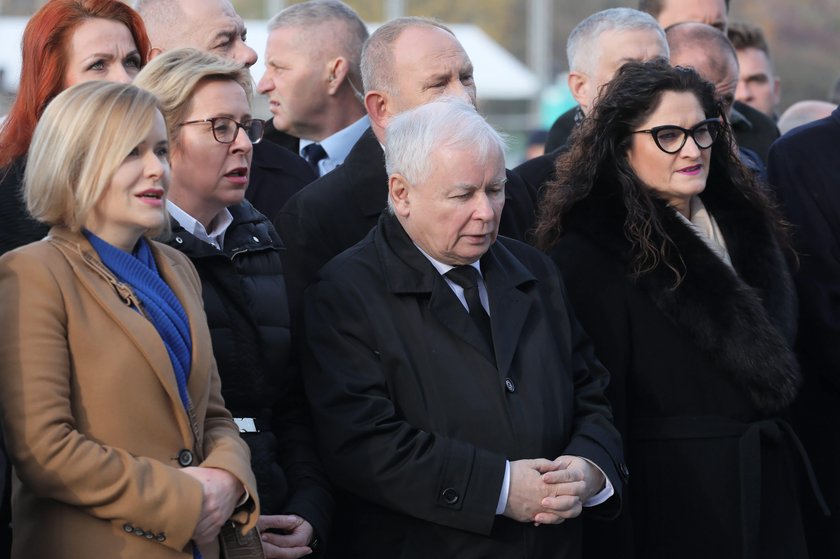 Jarosław Kaczyński pomodlił się przed pomnikiem swojego brata Lecha