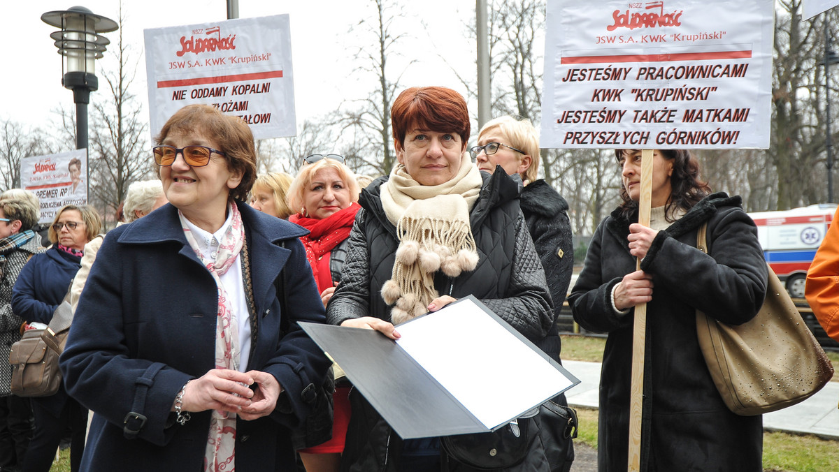 Żony górników oraz pracownice Kopalni Węgla Kamiennego "Krupiński" w Suszcu złożyły dziś w KPRM petycję w obronie kopalni skierowaną do premier Beaty Szydło. Pracownicy kopalni twierdzą, że ma ona potencjał, a jej likwidacja zwiększy znacząco bezrobocie w regionie.
