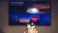 Seniorzy w Polsce wciąż poza zasięgiem platform streamingowych. Ten sondaż daje do myślenia