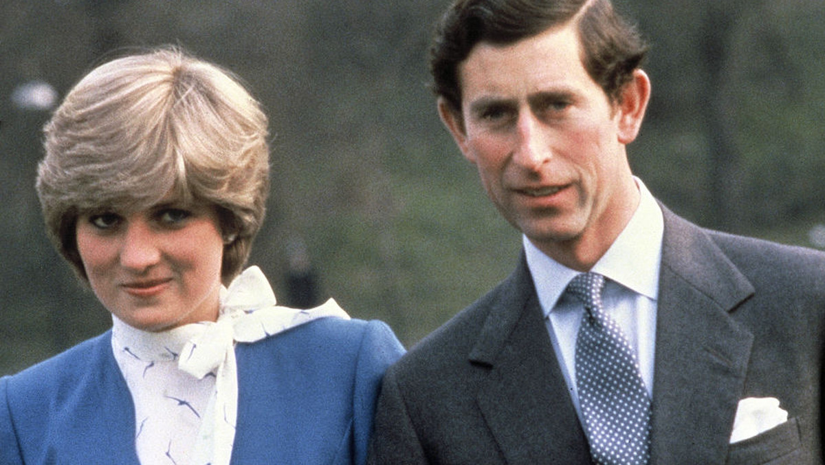 Diana Spencer i książę Karol w dniu ogłoszenia zaręczyn