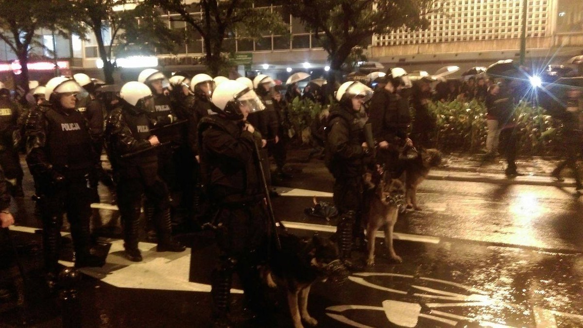 Czarny Protest przyciągnął tysiące poznaniaków pomimo silnej ulewy, która trwa w mieście od rana. Demonstrujący wypełnili po brzegi plac Adama Mickiewicza i okolice, które musiały zostać w ostateczności wyłączone z ruchu drogowego. Po dwóch godzinach demonstracji jej uczestnicy przeszli w marszu przez ulicę Święty Marcin, pod siedzibę poznańskiego biura PiS. Tam manifestację przerwała policja.