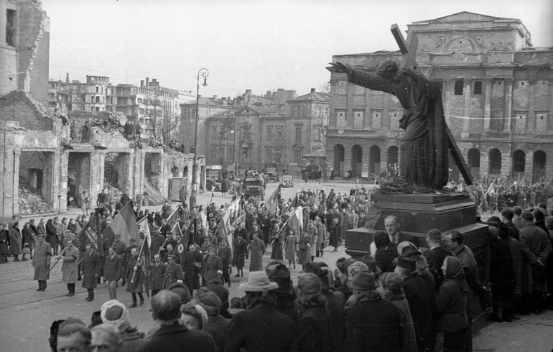 Pogrzeb gen. Świerczewskiego zgromadził tłumy warszawiaków