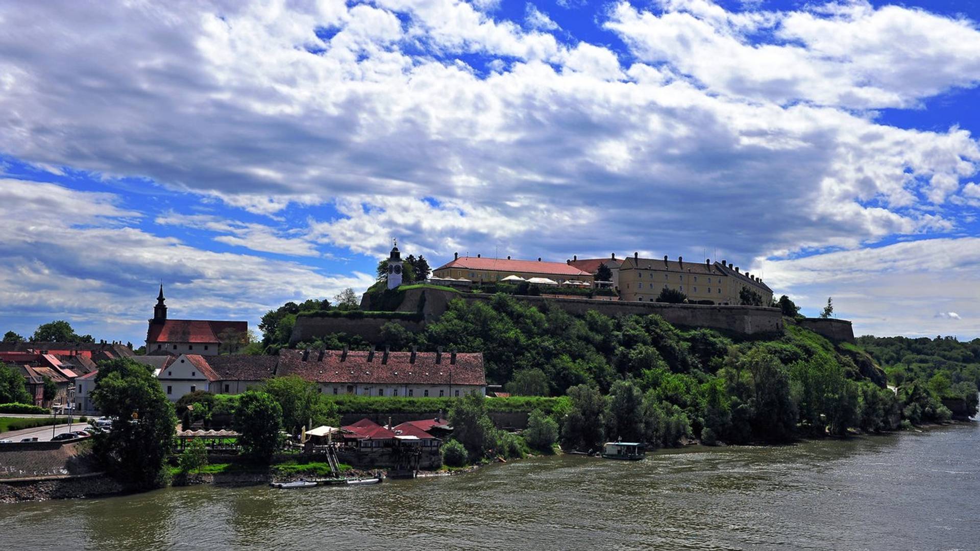 Prosidba na Petrovaradinskoj tvrđavi raznežila Novi Sad