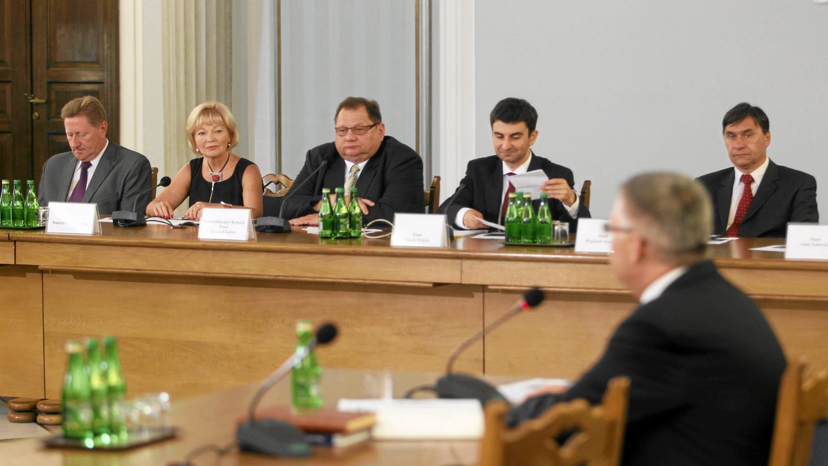 Sejmowa komisja śledcza badająca okoliczności śmierci Barbary Blidy rozpoczęła posiedzenie, podczas którego przewodniczący Ryszard Kalisz (SLD) ma przedłożyć projekt końcowego sprawozdania z trwających trzy i pół roku prac tej komisji. W raporcie, jak podawano wczoraj, ma znaleźć się wniosek o postawienie Jarosława Kaczyńskiego i Zbigniewa Ziobry przed Trybunałem Stanu. Poseł PiS Wojciech Szarama, odnosząc się do tych pogłosek, zwrócił się z wnioskiem o zrobienie dwugodzinnej przerwy i przekazanie posłom PiS w komisji raportu. - Od rana straszy się ludzi - mówił Szarama.