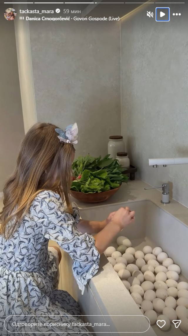 Tačkasta Mara farba jaja sa ćerkom