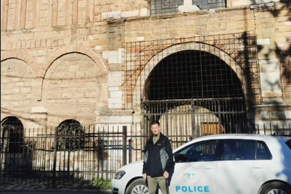 PEVAČ OBIŠAO PRIZREN Pozirao ispred svetinje, ovako čuva tradiciju