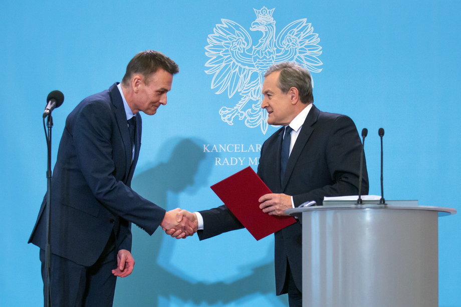 Minister kultury i dziedzictwa narodowego Piotr Gliński (z prawej) powołał Wojciecha Kaczmarczyka na szefa Narodowego Instytutu Wolności. 20 listopada 2017 r. 