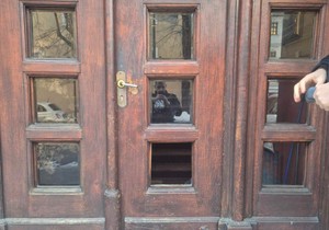 Slomljeno staklo na vratima crkve i prozor