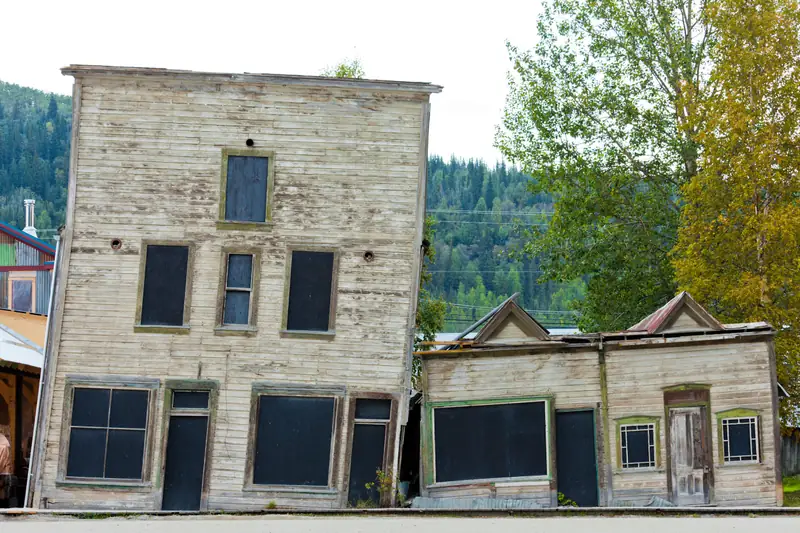 Topniejąca wieczna zmarzlina uszkadza budynki. Na zdjęciu Dawson City w Kanadzie