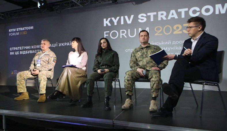 Moderator, Wiceminister Kultury i Polityki Informacyjnej Ukrainy ds. Integracji Europejskiej Taras Szewczenko, przedstawiciel Wywiadu Obronnego Ukrainy Andrij Jusow, Doradca Ministra Spraw Wewnętrznych Ukrainy Lesia Czerwińska, Doradca Szefa Służby Bezpieczeństwa Ukrainy Olena Semykina i Doradca Dowódcy Wojsk Lądowych Sił Zbrojnych Ukrainy Serhij Czerewaty (od prawej do lewej) podczas Drugiego Międzynarodowego Forum Komunikacji Strategicznej na Ukrainie Kijów StratCom Forum 2023, Kijów, Ukraina, 3 marca 2023 r.