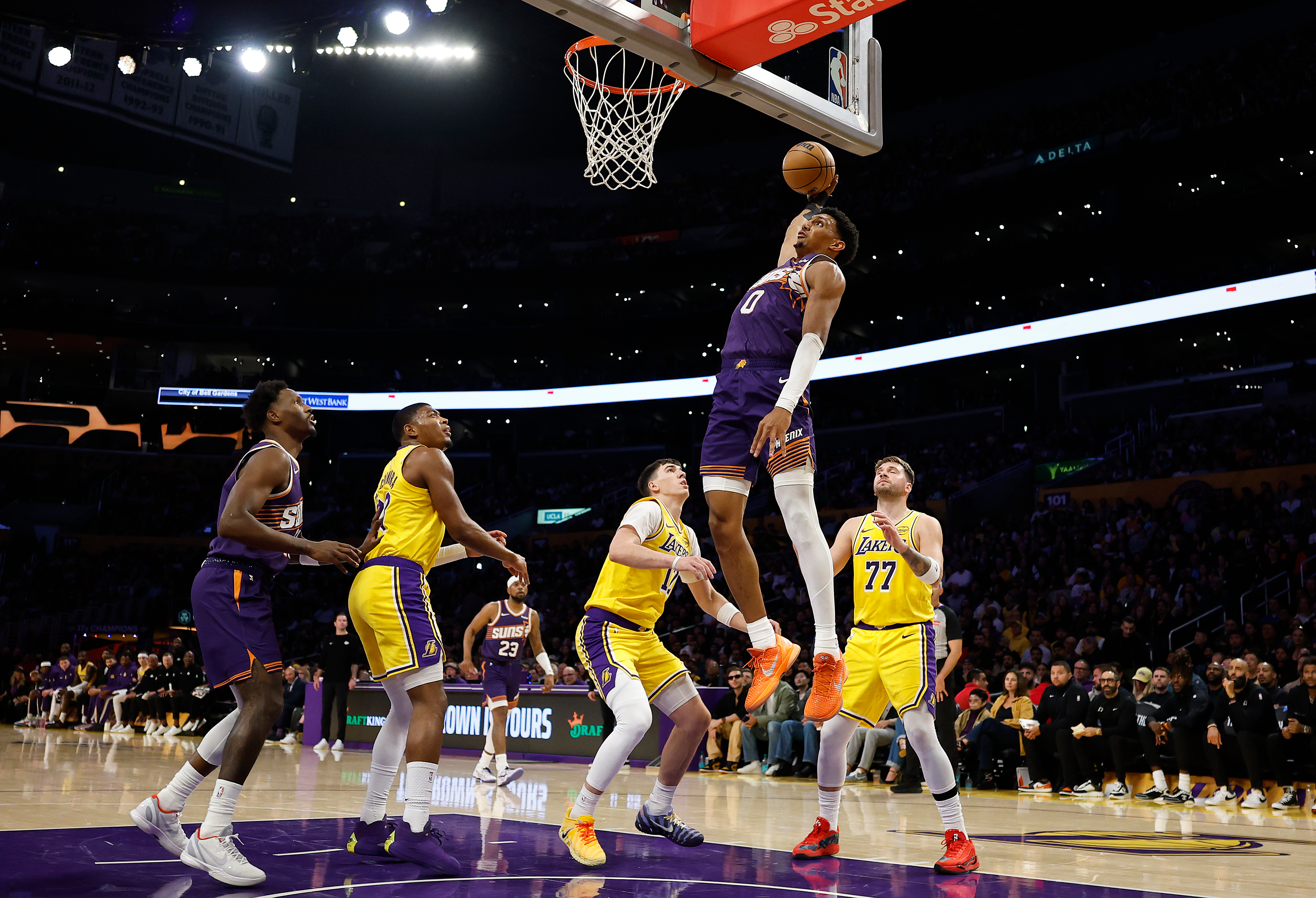 Les Suns stoppent la série de 7 victoires des Lakers : LeBron à 10 points
