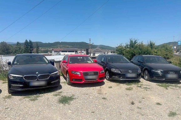 POLICIJSKA RACIJA NA AUTO-PLACEVIMA u Srbiji! Oduzeto čak 52 automobila, uhapšene četiri osobe (FOTO)