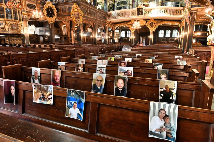 Puste ławki w kościołach z powodu koronawirusa. Ksiądz postanowił je zapełnić