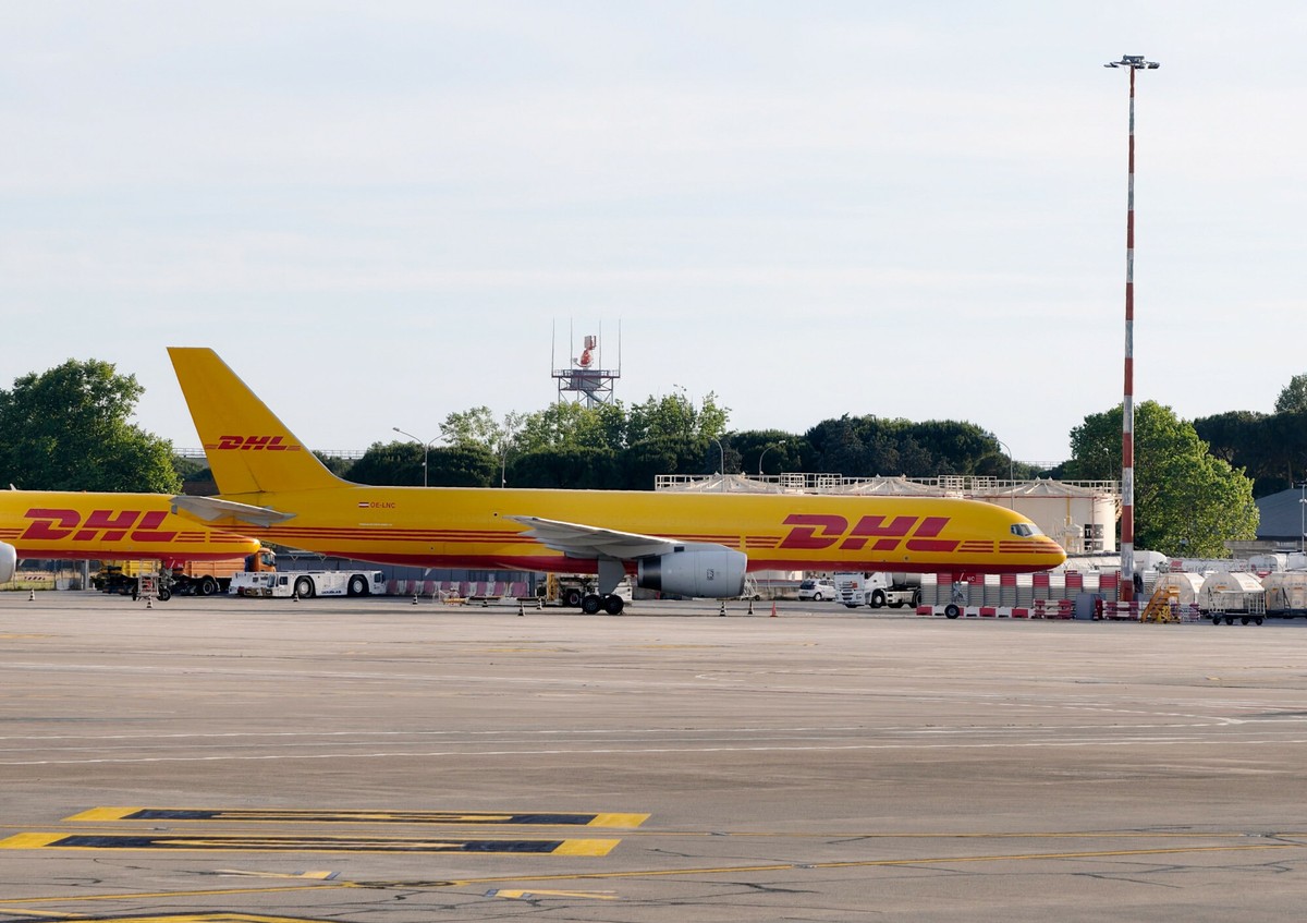 "Wysyłamy do USA". DHL Express odpowiada Poczcie Polskiej
