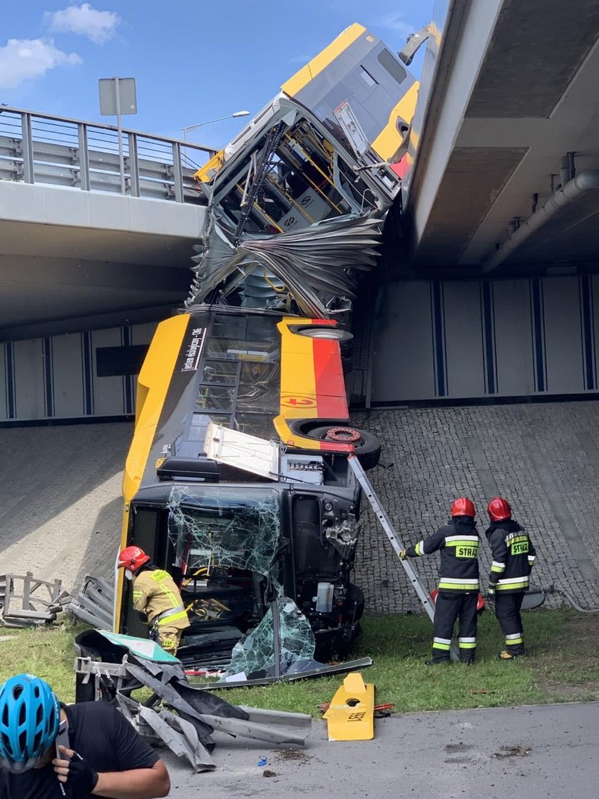 Autobus spadł z wiaduktu