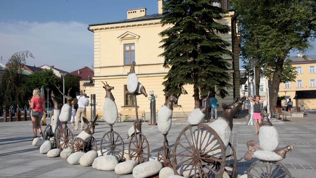 Aż do Jarmarku Podhalańskiego można oglądać plenerową wystawę rzeźb pochodzącego z Nowego Targu artysty-rzeźbiarza Michała Batkiewicza. Jej wernisaż połączony był z promocją albumu "Michał Batkiewicz - Rzeźba" w ratuszu.