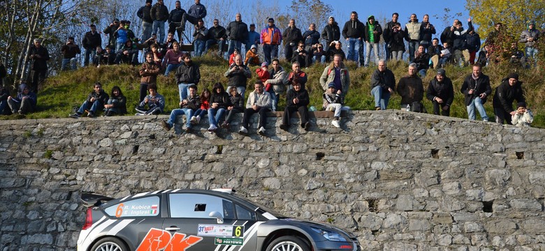Robert Kubica szaleje we Francji. Polak liderem Rajdu du Var